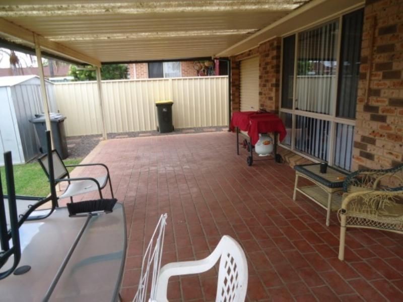 8 HARWOOD PL, St Helens Park NSW 2560