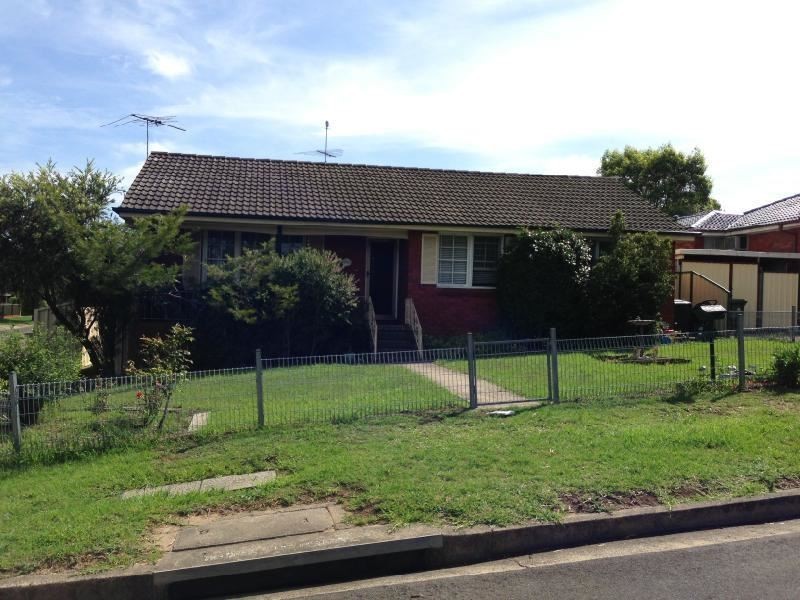 1/2 Oberon Rd, Ruse NSW 2560