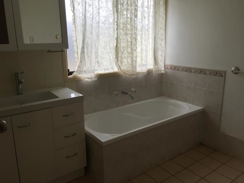 10 Hotspur Pl, Rosemeadow NSW 2560