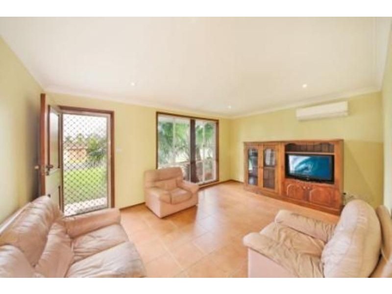 1 VIOLA PLACE, Rosemeadow NSW 2560