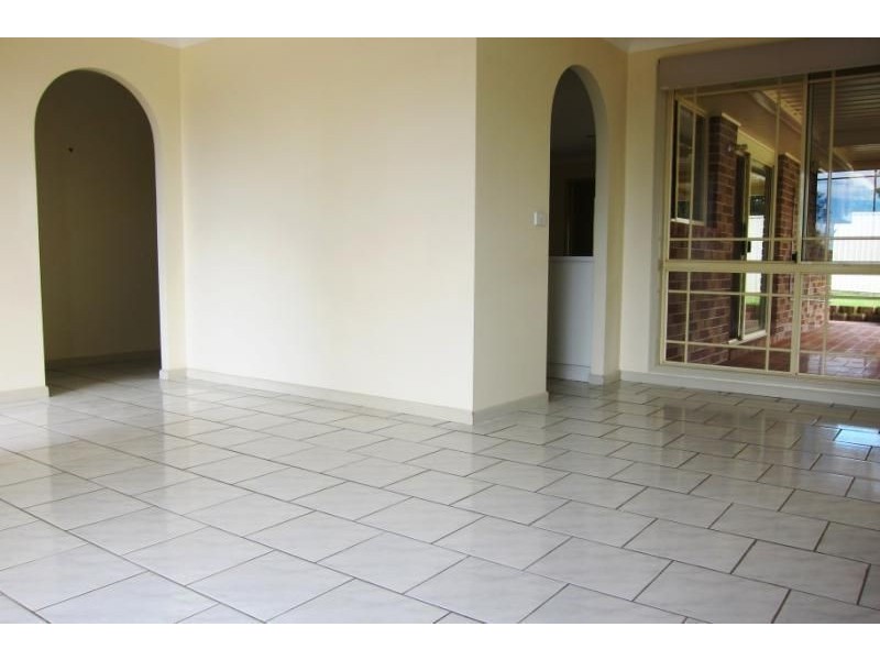 16 Elliot Place, St Helens Park NSW 2560