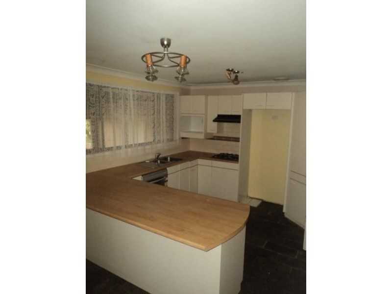 82 CRISPSPARKLE DRIVE, Ambarvale NSW 2560