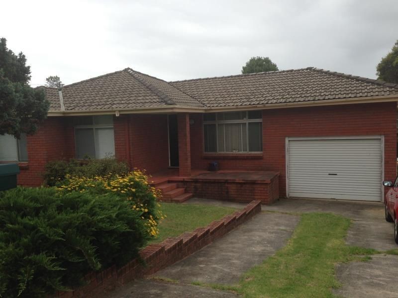 8 COLLEGE RD, Campbelltown NSW 2560