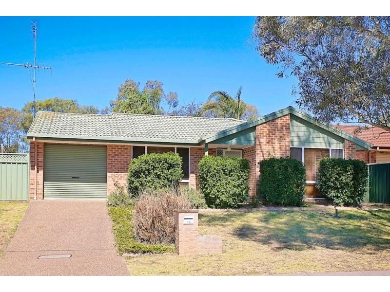 13 Mackillop Crescent, St Helens Park NSW 2560
