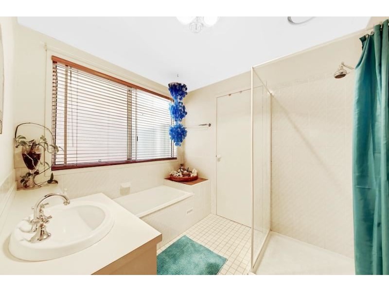 13 Mackillop Crescent, St Helens Park NSW 2560