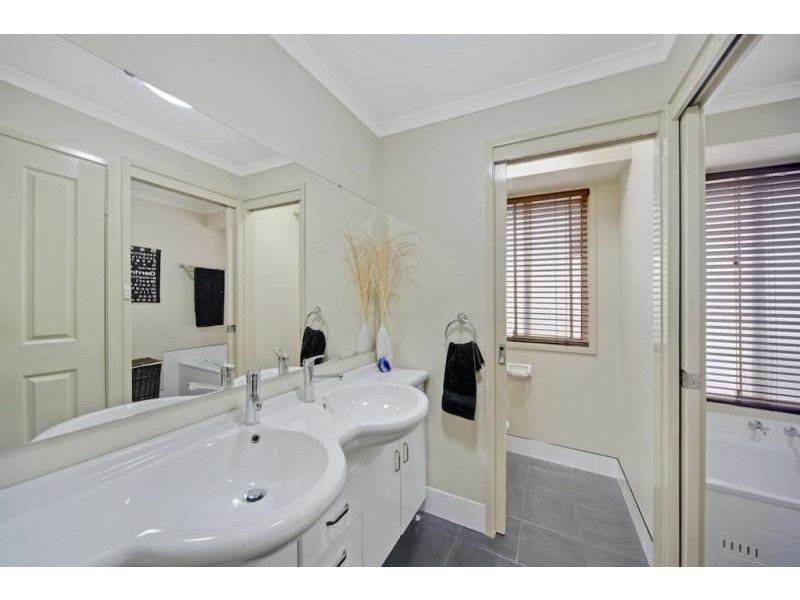 4 IRAS PLACE, Rosemeadow NSW 2560