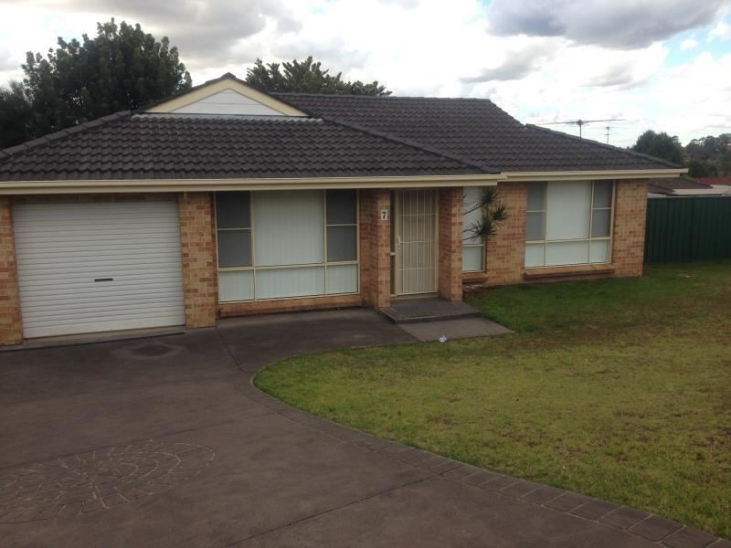 7 FALSTAFF PL, Rosemeadow NSW 2560