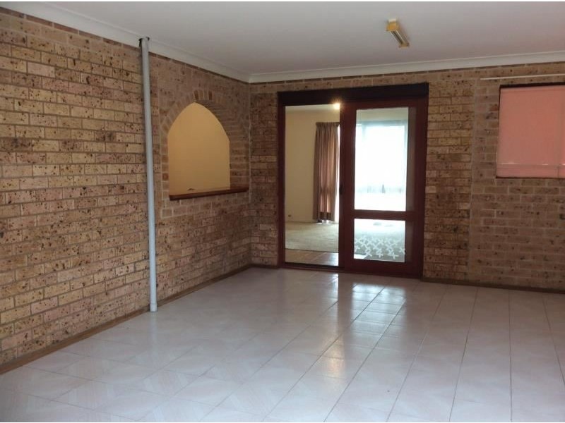 18 ALEXIS PLACE, Rosemeadow NSW 2560