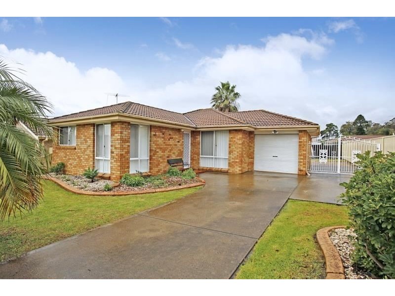13 Holman Place, St Helens Park NSW 2560
