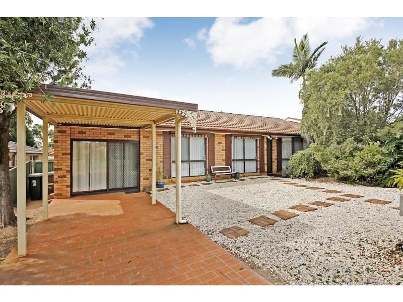 10 Donalbain Circuit, Rosemeadow NSW 2560