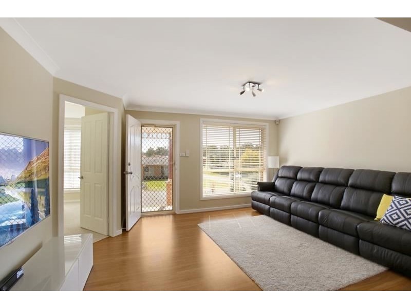 10 Meredith Crescent, St Helens Park NSW 2560