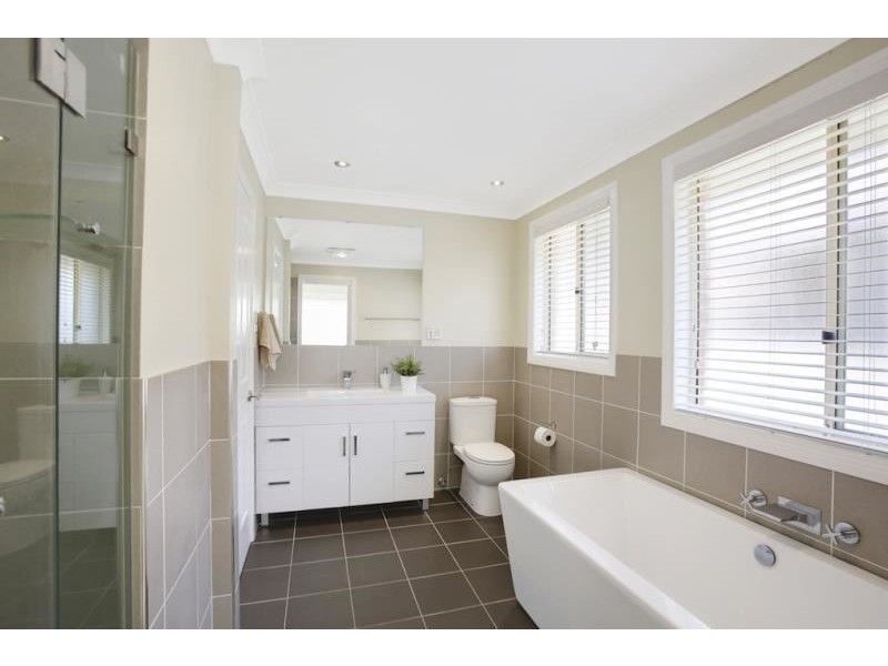 10 Meredith Crescent, St Helens Park NSW 2560