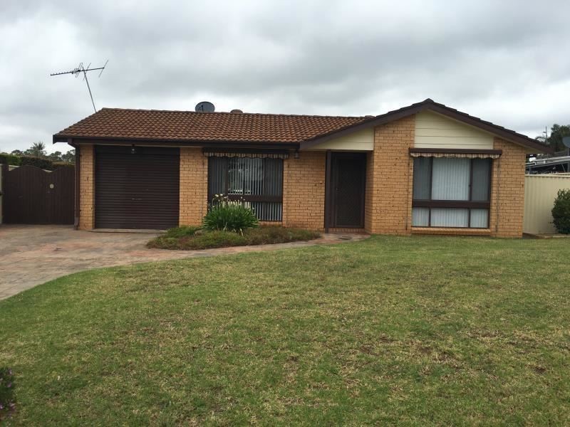 3 Donalbain Circuit, Rosemeadow NSW 2560
