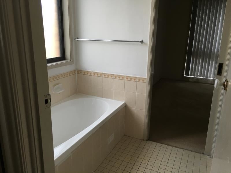 3 Donalbain Circuit, Rosemeadow NSW 2560