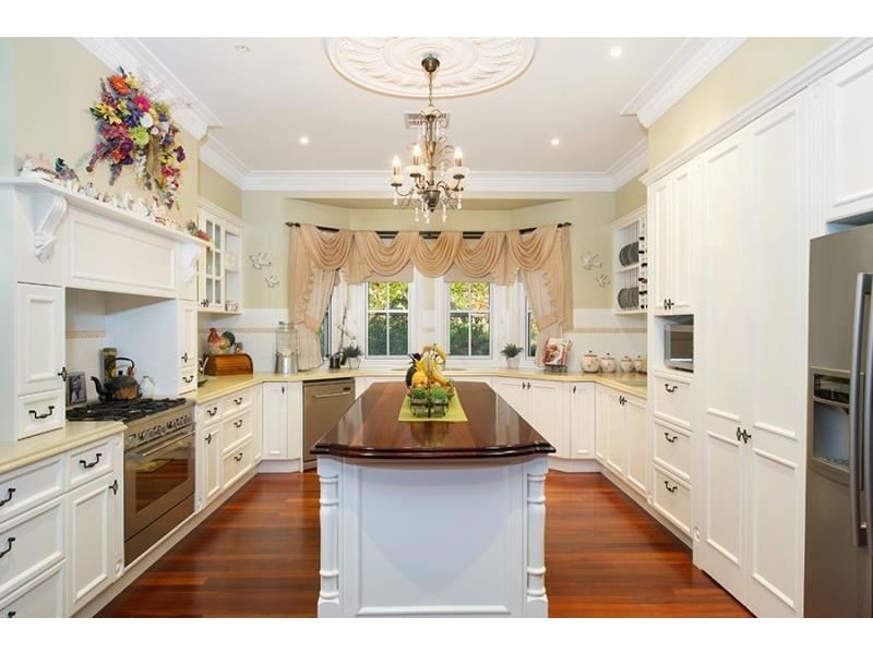 9 Domenics Place, Grasmere NSW 2570