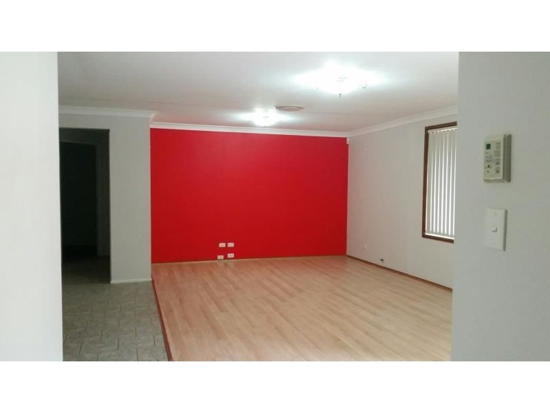 21 CLENNAM AVENUE, Ambarvale NSW 2560