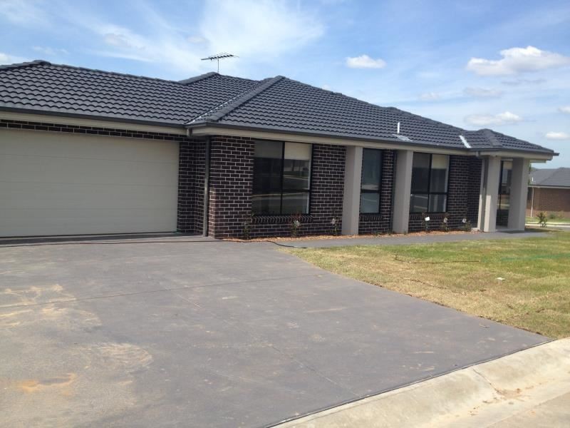 2 McCabe Place, Rosemeadow NSW 2560