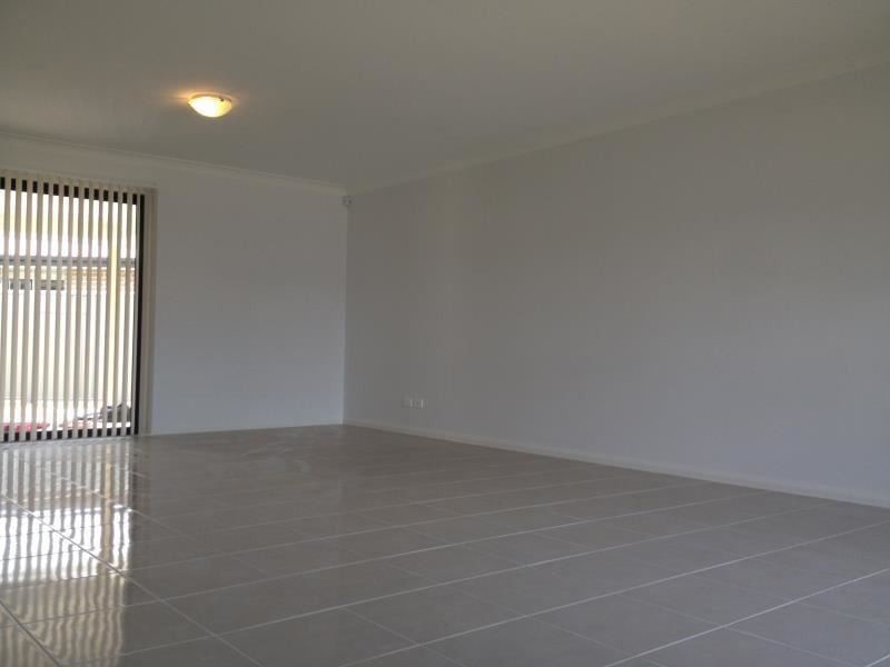 2 McCabe Place, Rosemeadow NSW 2560