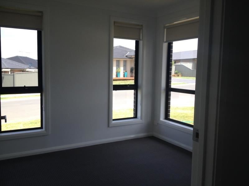 2 McCabe Place, Rosemeadow NSW 2560