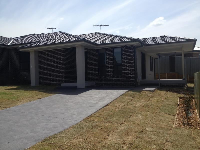 2A McCabe Place, Rosemeadow NSW 2560