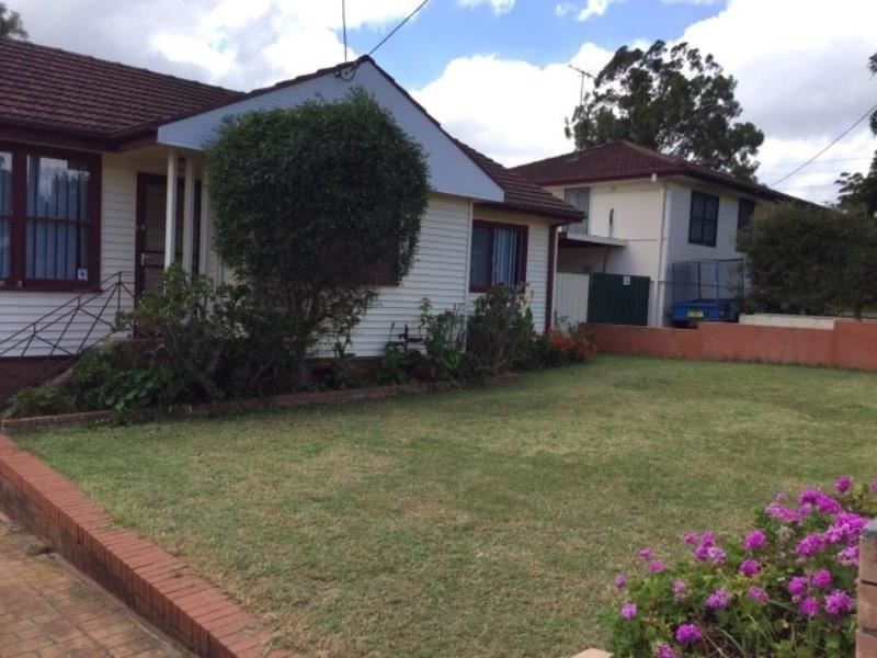 35 Middleton Road, Leumeah NSW 2560
