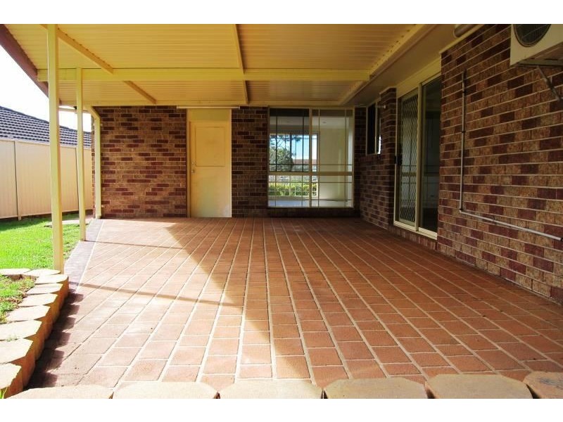 16 ELLIOT PLACE, St Helens Park NSW 2560