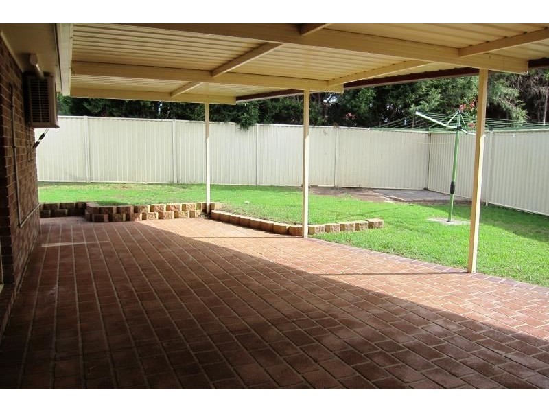 16 ELLIOT PLACE, St Helens Park NSW 2560