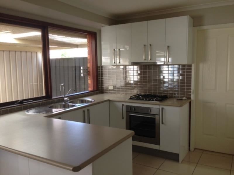 3 Seyton Place, Rosemeadow NSW 2560