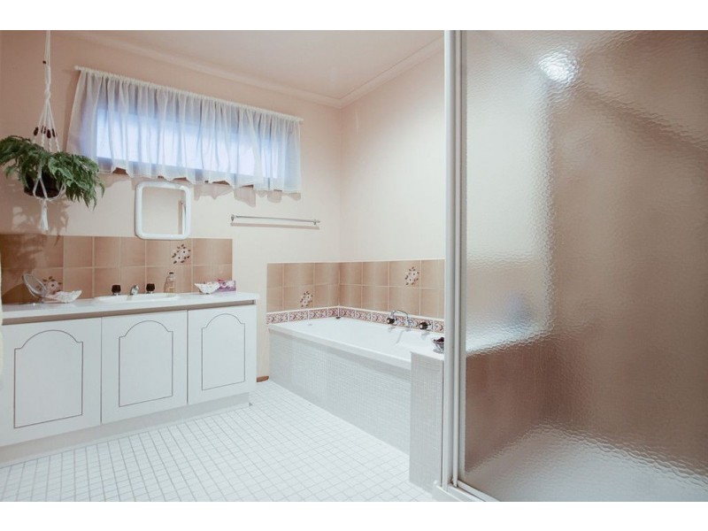 43 Berrabri Drive, Scoresby VIC 3179