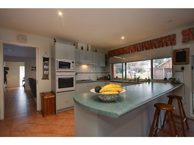 16 Mayfair Drive, Ferntree Gully VIC 3156