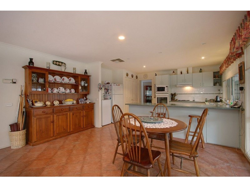 16 Mayfair Drive, Ferntree Gully VIC 3156