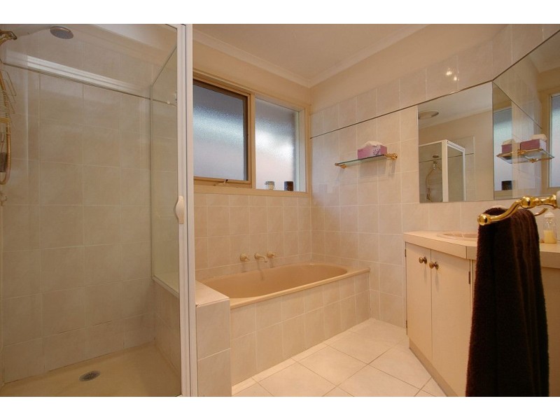 2 Litchfield Avenue, Ferntree Gully VIC 3156