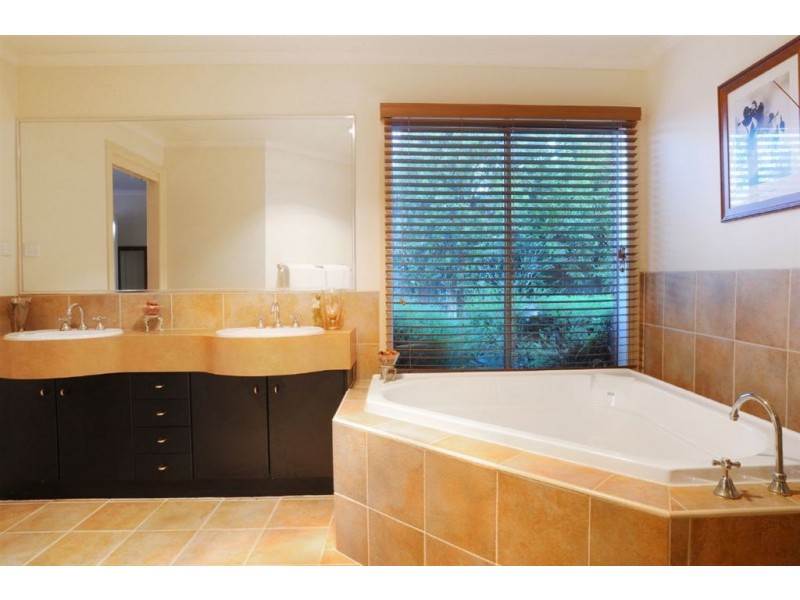 11 Grange Drive, Lysterfield VIC 3156