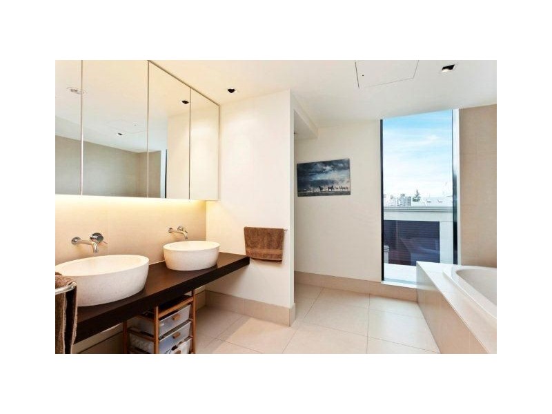 302/279 Wellington Parade South, East Melbourne VIC 3002