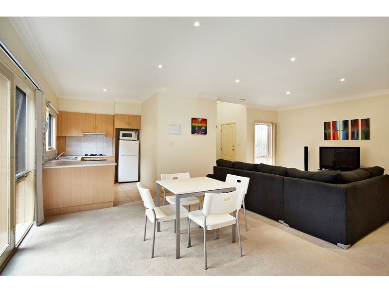 4/3 Lake Grove, Coburg VIC 3058