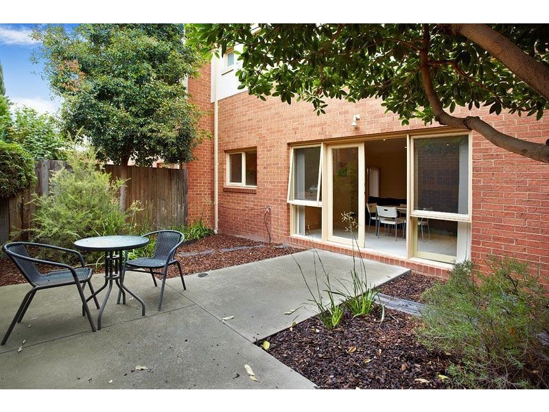 4/3 Lake Grove, Coburg VIC 3058