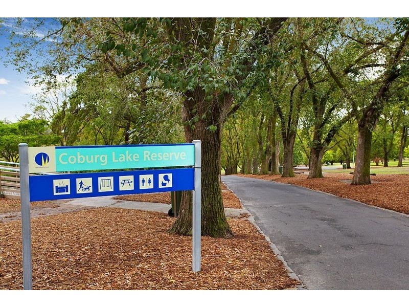 4/3 Lake Grove, Coburg VIC 3058