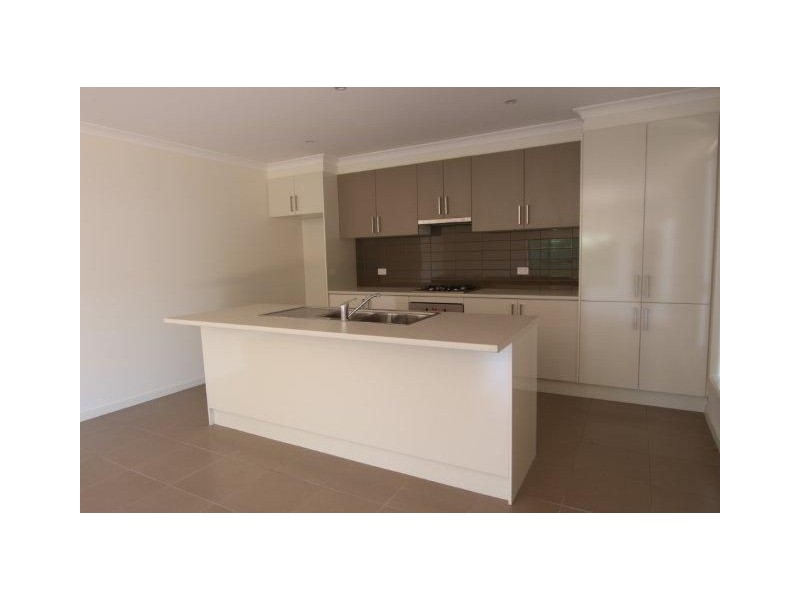 2/3 Howitt Crescent, Sunshine West VIC 3020