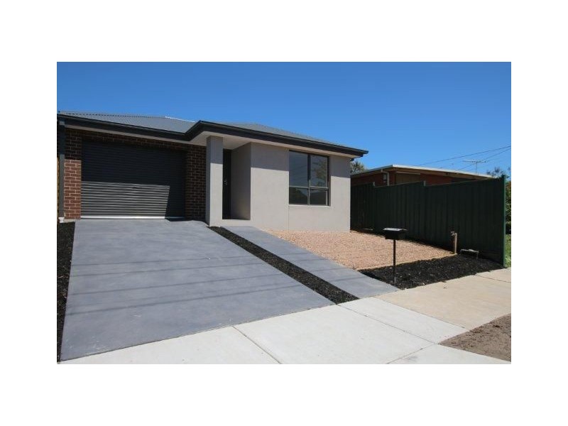 2/3 Howitt Crescent, Sunshine West VIC 3020