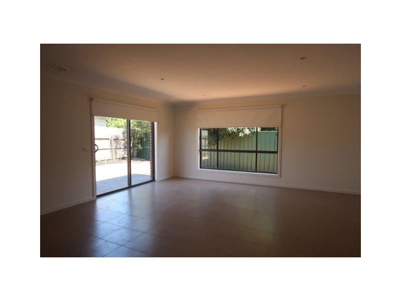 2/3 Howitt Crescent, Sunshine West VIC 3020