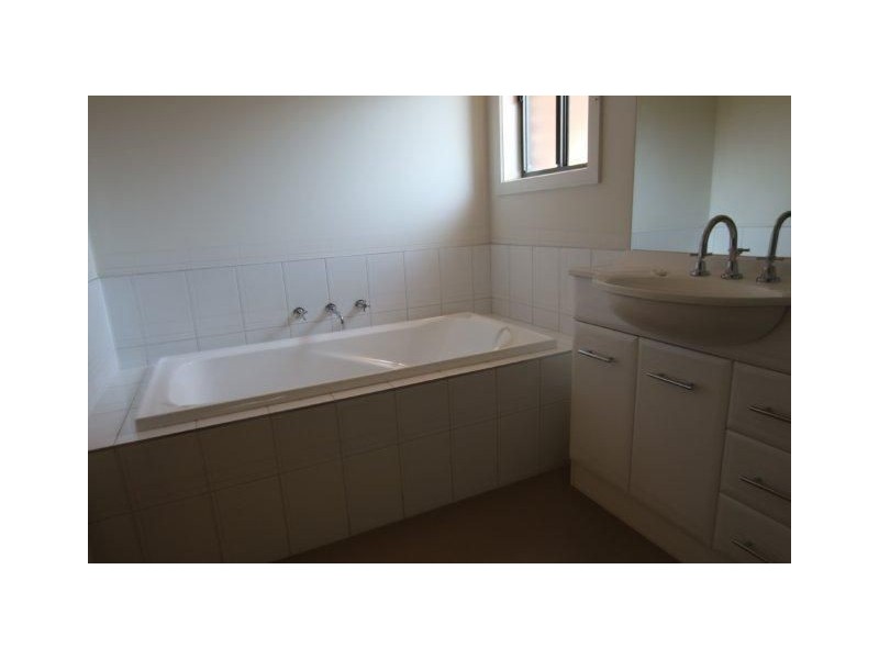 2/3 Howitt Crescent, Sunshine West VIC 3020