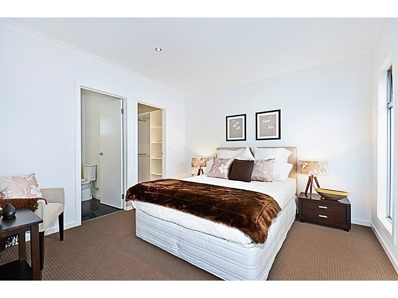 2/36 Corrigan Avenue, Brooklyn VIC 3012