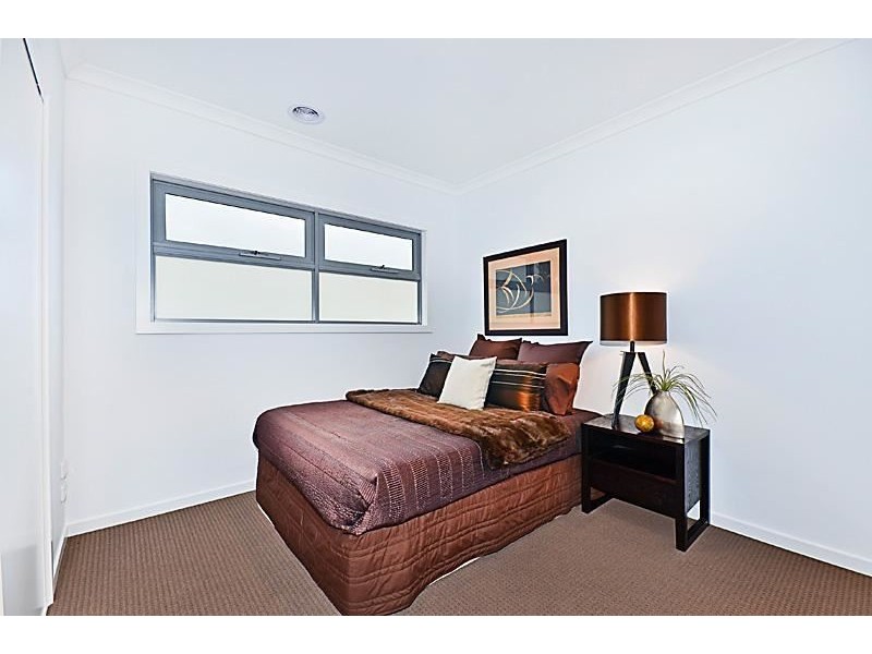 2/36 Corrigan Avenue, Brooklyn VIC 3012