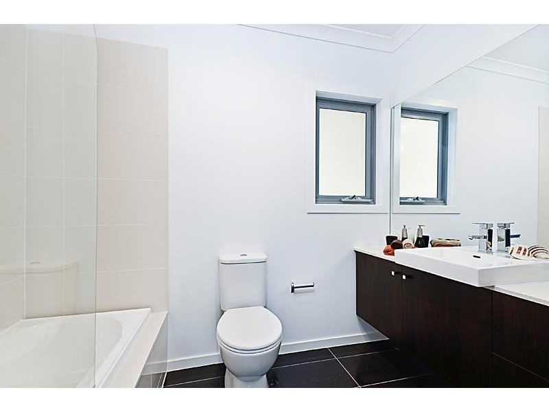 2/36 Corrigan Avenue, Brooklyn VIC 3012