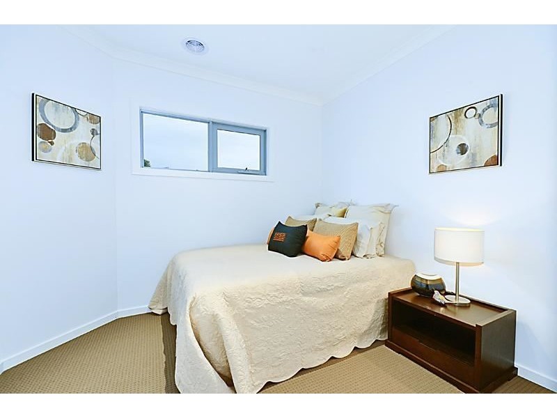 2/36 Corrigan Avenue, Brooklyn VIC 3012