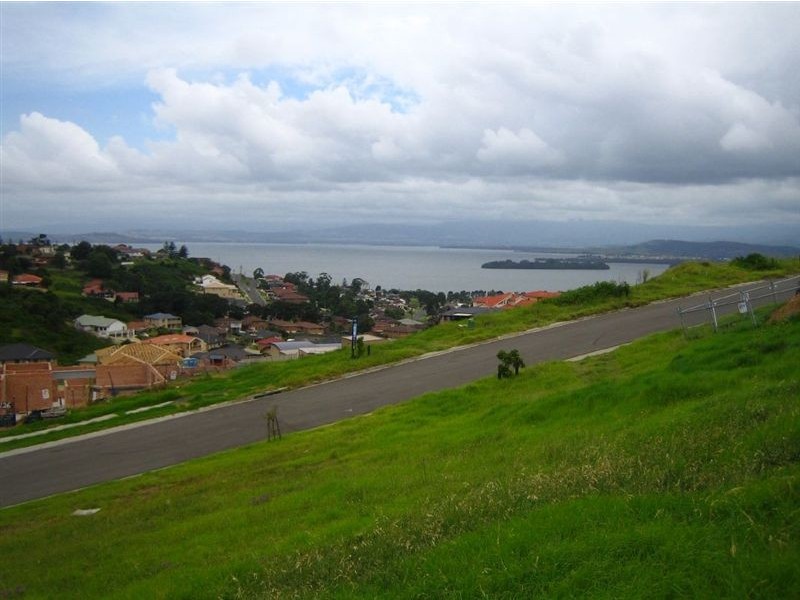114 Shearwater Drive, Lake Heights NSW 2502