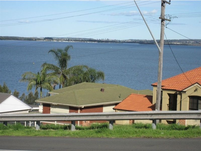 380 Northcliffe Drive, Lake Heights NSW 2502