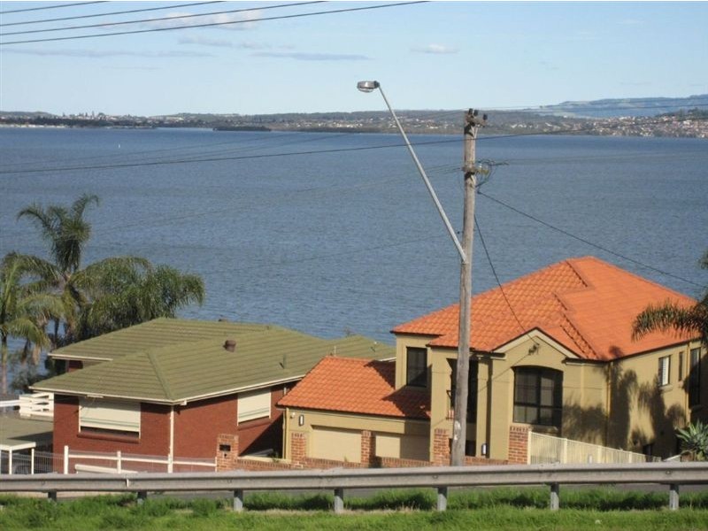 380 Northcliffe Drive, Lake Heights NSW 2502