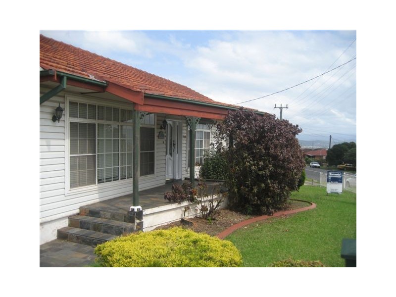 243 Flagstaff Road, Lake Heights NSW 2502
