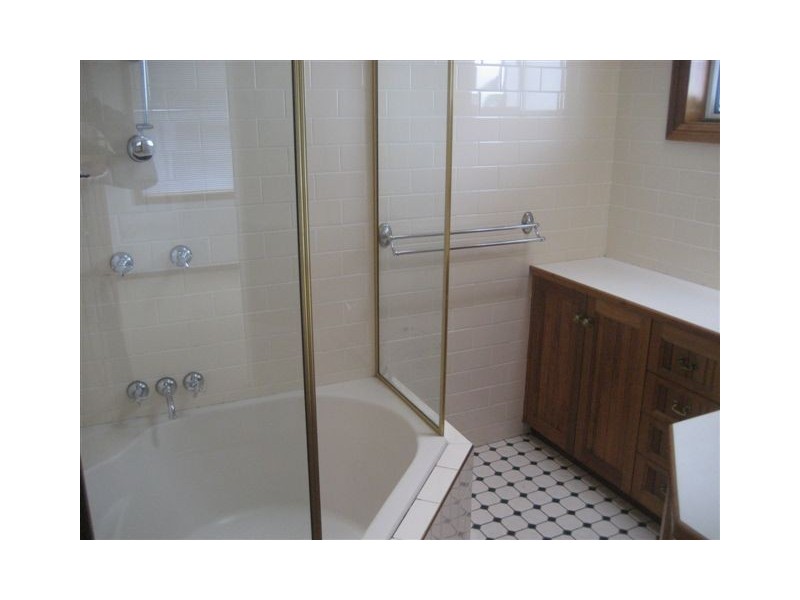 243 Flagstaff Road, Lake Heights NSW 2502